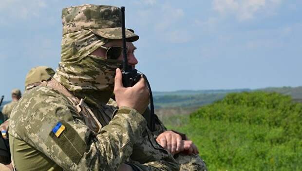 Украинские военные на линии разграничения в Донбассе. Архивное фото Украинские военные на линии разграничения в Донбассе. Архивное фото