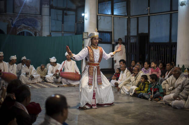 Исполнение танца сутрадхари нритья бхакти, люди, монахи