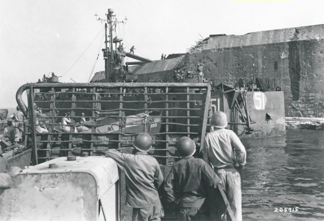 Американские войска готовятся к взятию форта Драм в 1945 году. /Фото: maximonline.ru