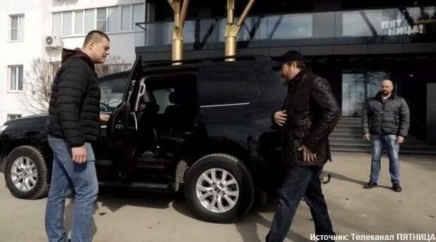 Переоделся в бездомного. Миллионер подарил квартиру одинокой матери четверых детей.