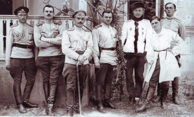Слащёв в знаменитом ментике (третий справа) в Крыму со своим штабом, вторая справа - его жена Нина Нечволодова.