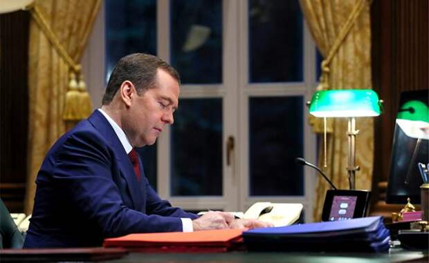 На фото: премьер-министр РФ Дмитрий Медведев в своем кабинете в резиденции "Горки"