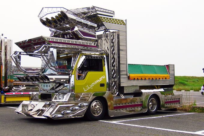 Нарядные японские грузовики Dekotora (Decotora)