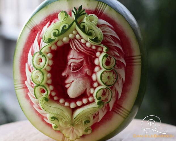 Еда как произведение искусства: мастерство карвинга по овощам и фруктам