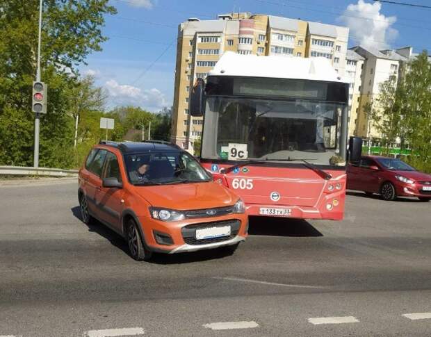 Во Владимире городской автобус маршрута №9С столкнулся с легковой машиной