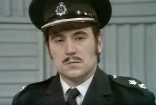 Первым полнометражным фильмом про жизнь Реджи и Ронни стала картина «Братья Крэй» 1990 года. Братьев в нем сыграли музыкант Гэри Кэмп и его брат Мартин Кэмп. При этом Кэмпы не были близнецами — Мартин родился на два года позже Гэри. 