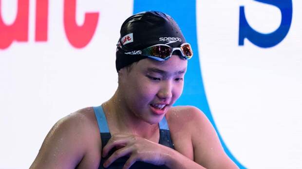 12-летняя китайская пловчиха игнорирует шумиху и покоряет ЧМ в Сингапуре