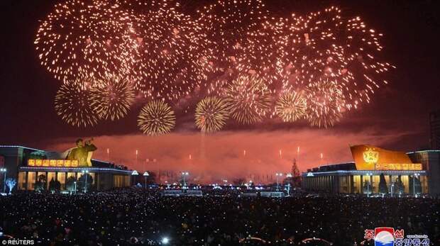 Пхеньян, Северная Корея. Масштабное празднование Нового года и мощный фейерверк, которому никакие санкции не помеха города мира, новогодний, новый год, новый год 2018, празднование, фейерверк, фейерверки