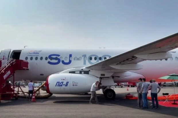 Ростех показал кадры прибытия Ил-114-300 и SJ-100 на выставку в Индию