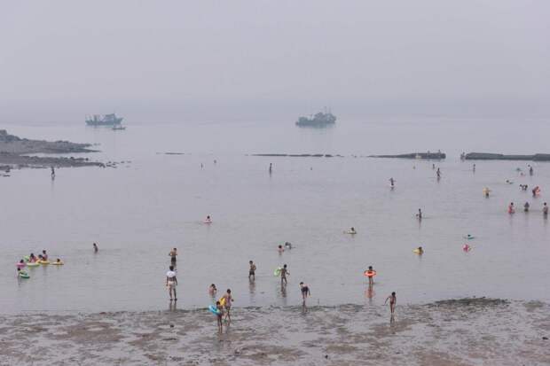 Коллективный отдых на пляже в Северной Корее