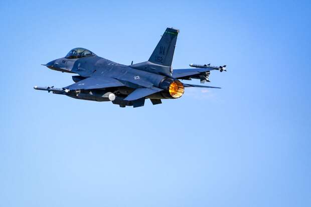 Туристы сняли погоню F-16 за иранским дроном Shahed над пляжем в Дубае