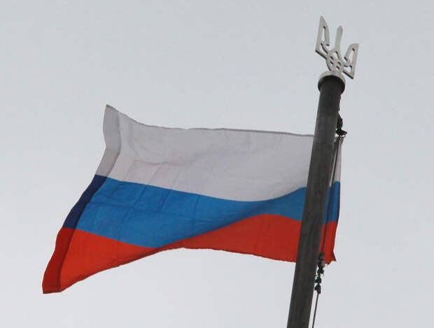 Украинские десантники подняли российский флаг на территории аэропорта Луганска