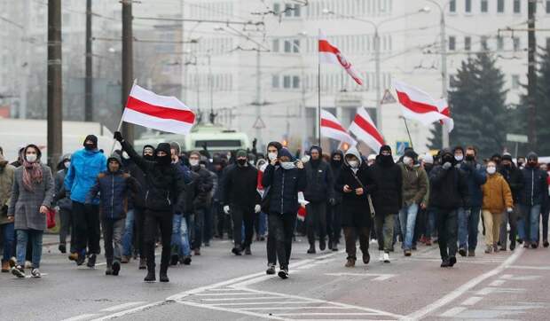 "Одиноких омоновцев окружают и начинают бить": политолог о большой удаче протестующих в Минске
