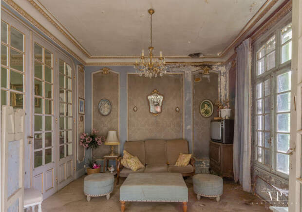 Заброшенный дом во французской деревне дом, интересное, интерьер, мебель, прошлое, сохранность, фотограф, франция