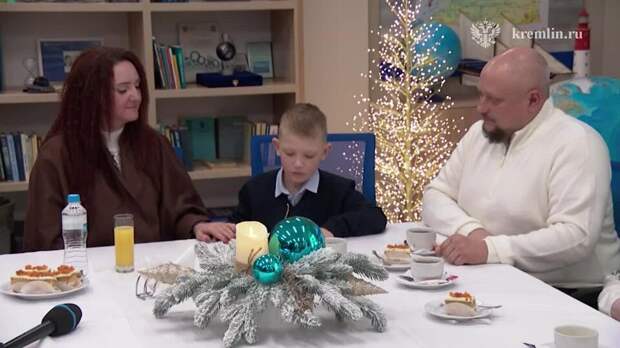 Путин созвонился с мальчиком, чью мечту исполнил в рамках "Елки желаний"
