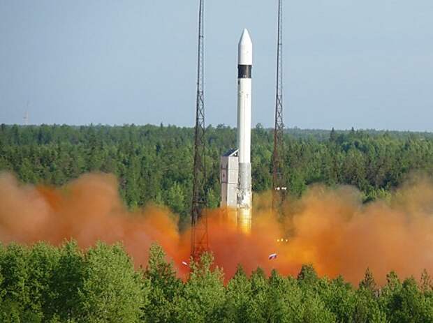 На базе межконтинентальной баллистической ракеты РС-18 создана космическая ракета носитель "Рокот".  Фото  newsreaders.ru