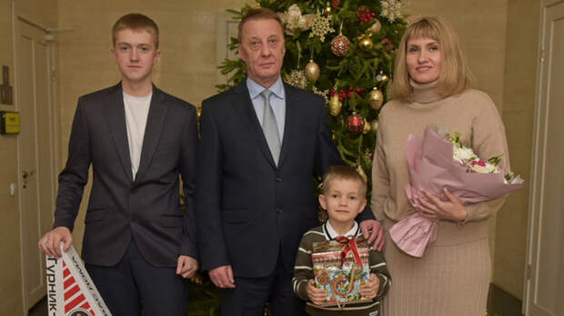 Вячеслав Франк вручил новогодние подарки / Фото: barnaul.org