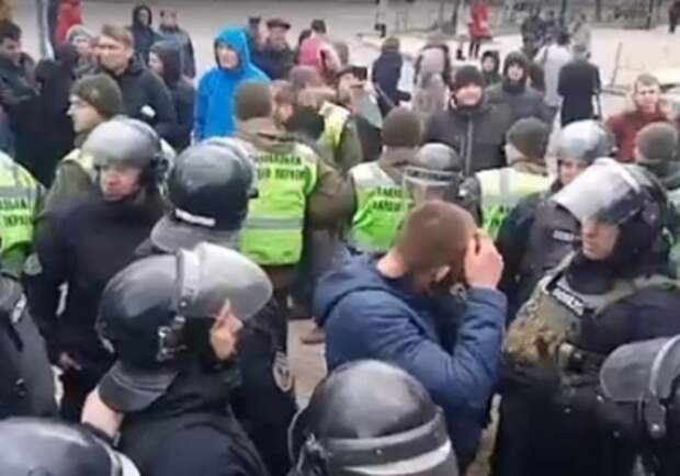 В Херсоне националисты подрались с АТОшниками
