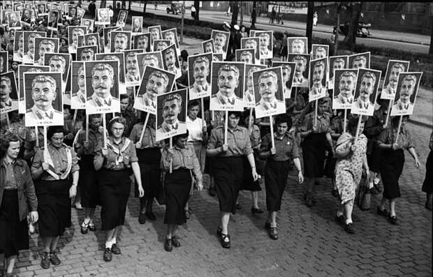Nemetskie-zhenshhiny-s-portretom-Stalina1951-god.jpg