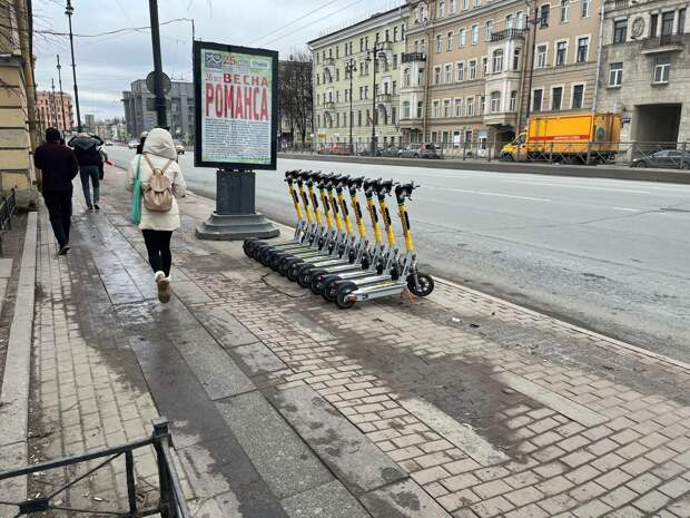 В Петербурге ограничат скорость электросамокатов возле метро в час пик