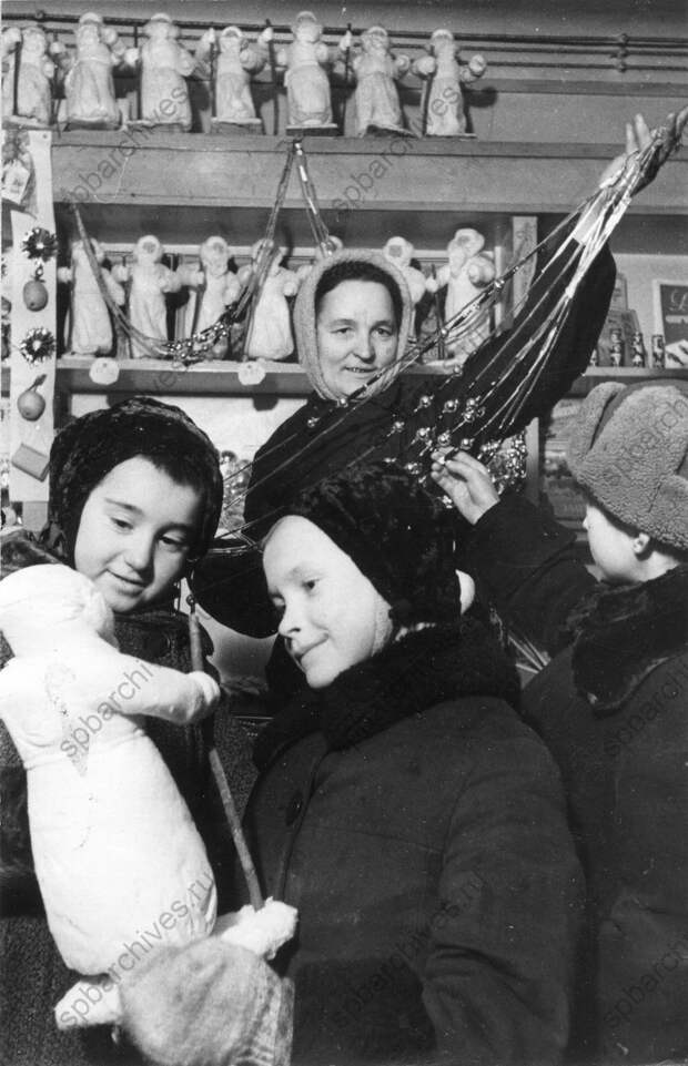 1942. Юные покупатели в одном из магазинов Ленпромторга выбирают Деда Мороза 1942. Юные покупатели в одном из магазинов Ленпромторга выбирают Деда Мороза