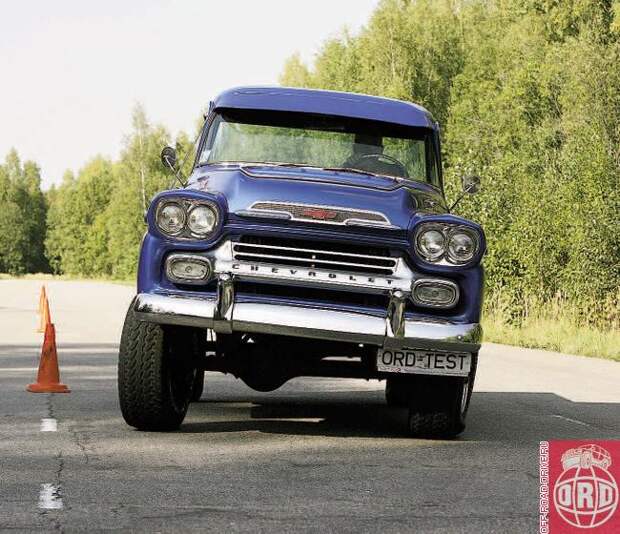 При всем уважении, это все что угодно, но не прохождение «змейки». Да, в ходе выполнения данного упражнения Евгений Сперанский достиг просто невероятной скорости перехвата руля, но даже на весьма скромной скорости (эту машину мы, знаете ли, берегли) о четкости управления не могло быть и речи. Эх, ему бы руль «по острее» – получился бы стандартный рессорный внедорожник.