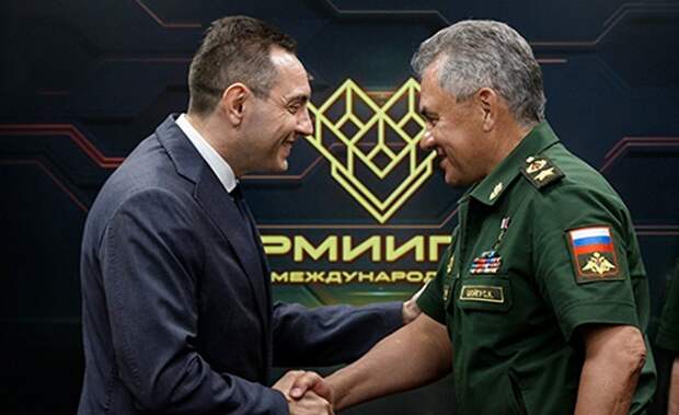 Глава минобороны Сербии Александр Вулин и министр обороны РФ генерал армии Сергей Шойгу. 12 августа 2017