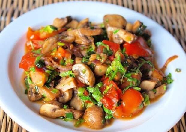 Теплый салат с грибами и помидорами на ужин