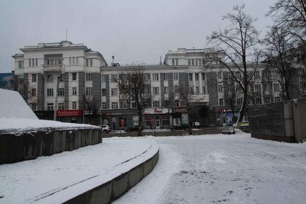 Дом на Площади Мира 5 - здание на бывшей ул. Московской, 11 известно каждому орловцу. 5 августа 1943 года красноармейцы В.И. Образцов и И.Д. Санько, поднявшись на крышу самого высокого в городе дома, водрузили Красное знамя в честь освобождения Орла от фашистских оккупантов. 5 августа 1952 года на здании появилась мемориальная доска, которую в 1990 году заменили на новую. Это здание было построено в 1936 году. Первый пятиэтажный дом в городе проектировали архитектор А.С. Тодоров в соавторстве с инженером А.А. Ионом. Дом на Площади Мира 5 - здание на бывшей ул. Московской, 11 известно каждому орловцу. 5 августа 1943 года красноармейцы В.И. Образцов и И.Д. Санько, поднявшись на крышу самого высокого в городе дома, водрузили Красное знамя в честь освобождения Орла от фашистских оккупантов. 5 августа 1952 года на здании появилась мемориальная доска, которую в 1990 году заменили на новую. Это здание было построено в 1936 году. Первый пятиэтажный дом в городе проектировали архитектор А.С. Тодоров в соавторстве с инженером А.А. Ионом.