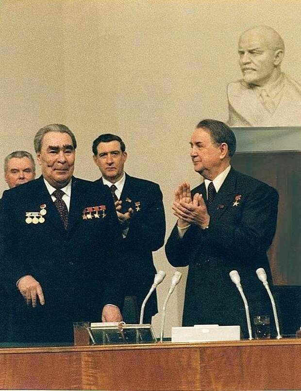 Вручение Л. И. Брежневу Ленинской премии по литературе, 1980 год, Москва. За книги воспоминаний "Малая земля", "Возрождение" и "Целина".