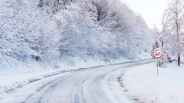 Опасные участки дорог зимой: водителям советуют быть особенно осторожными