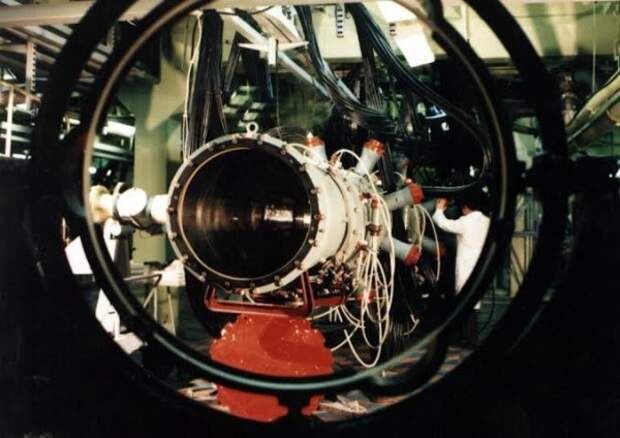 После встречи Юлия Борисовича Харитона с Брежневым во ВНИИЭФ было развернуто строительство крупных физических экспериментальных установок.  Это один из усилительных каналов установки лазерного термоядерного синтеза «Искра-5», строительство которой было завершено в 1989 году.