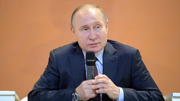 Путин пожелал родившимся 31 декабря 1999 года россиянам реализовать себя