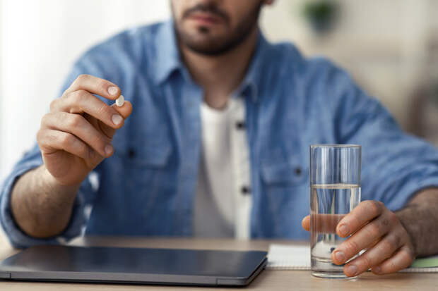Россиянам назвали не сочетающиеся с лекарствами напитки и продукты