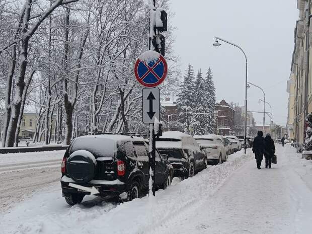 В Смоленске на улице Коммунистической запретили парковку автомобилей