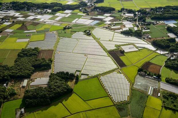 Солнечные электростанции в Японии с высоты птичьего полета в мире, источник энергии, солнечные панели, технологии, энергия, япония