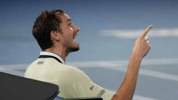 Медведев в финале AO-2022 назвал болельщиков идиотами — видео