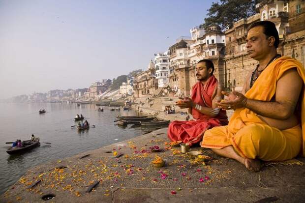 Практики индуизма сосредоточены на трех основных правах и обрядах, связанных с рождением, браком и смертью