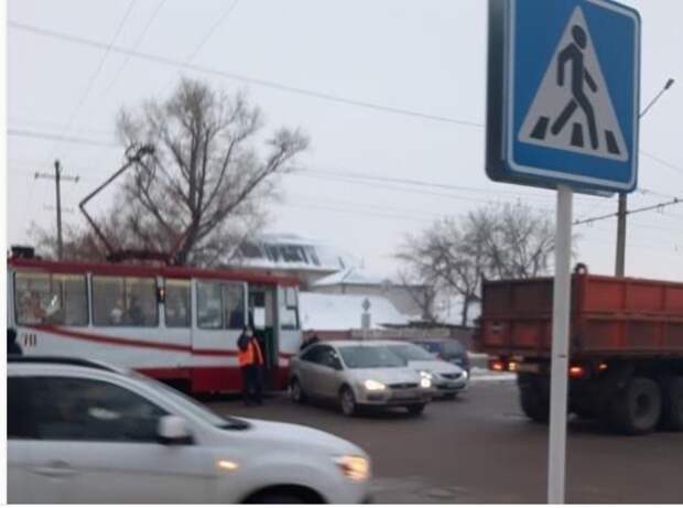 Легковушка столкнулась с трамваем в Павлодаре