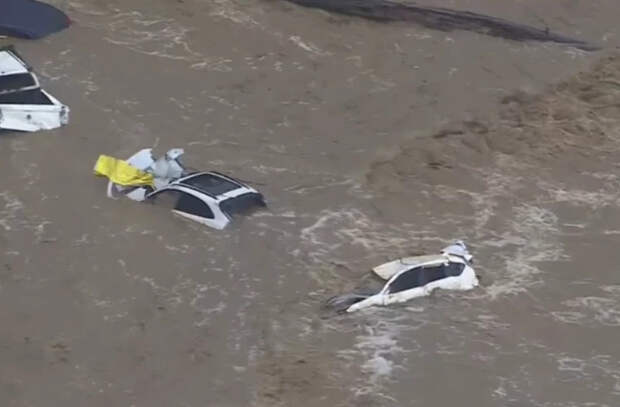 В Австралии десятки автомобилей унесло в море