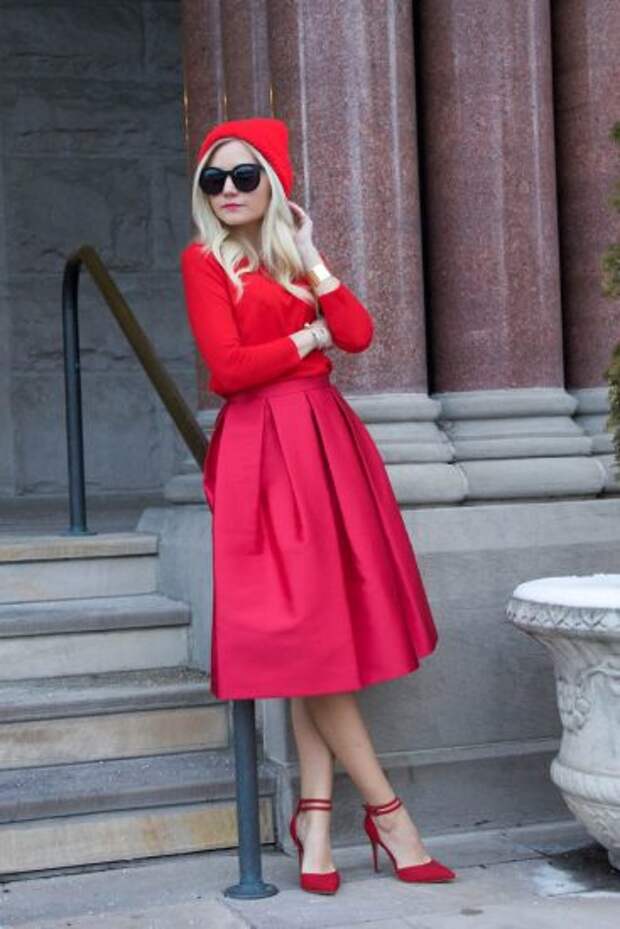 Девушка в красной кофте,шапке и юбке миди