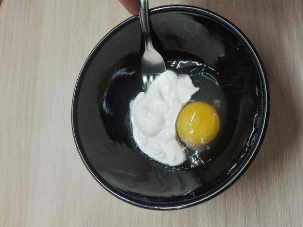 Хорошенько взбиваем яйцо со сметаной