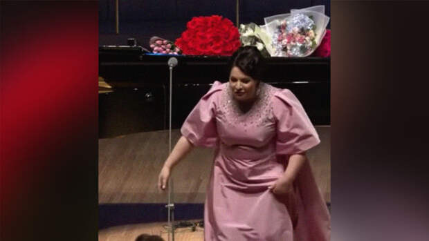 Оперная певица Герзмава остановила концерт, чтобы поклонник вручил ей цветы