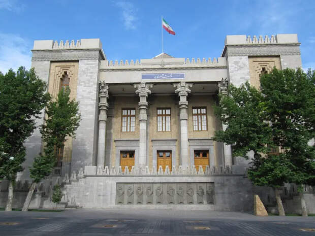 Власти Ирана вызвали посла КНР из-за поддержки претензий ОАЭ на три острова
