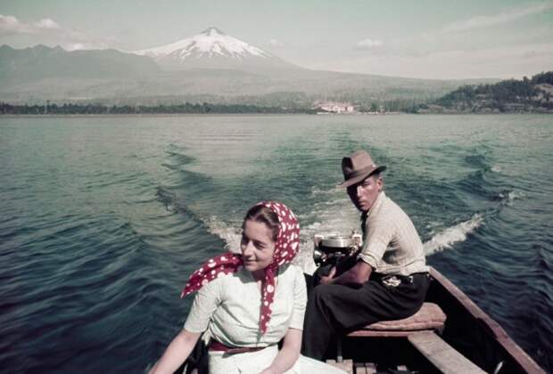 Прогулка на лодке по озеру Вильяррика, Чили, 1941. Автохром, фотограф В. Роберт Мур