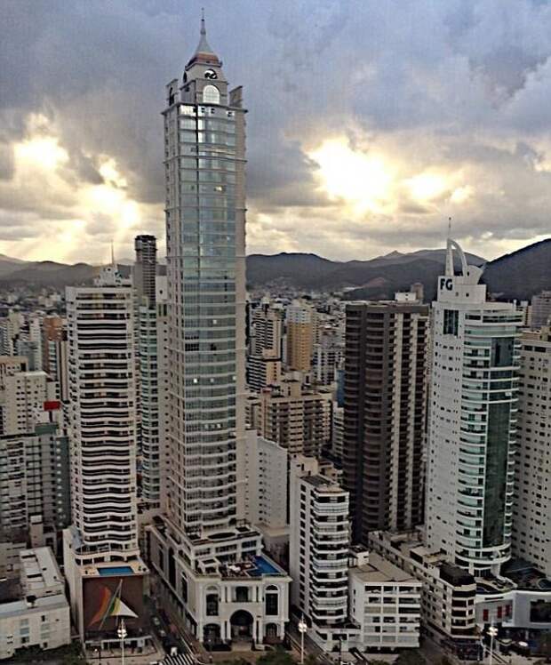 Буря раскачивает огромное здание: жильцы небоскреба в ужасе