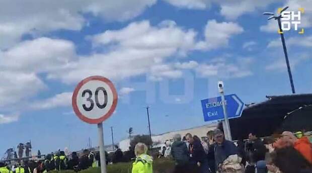 Появились кадры эвакуации людей из аэропорта Кипра