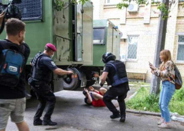 За «жёсткое» задержание массовки Стерненко отстранили двух полицейских