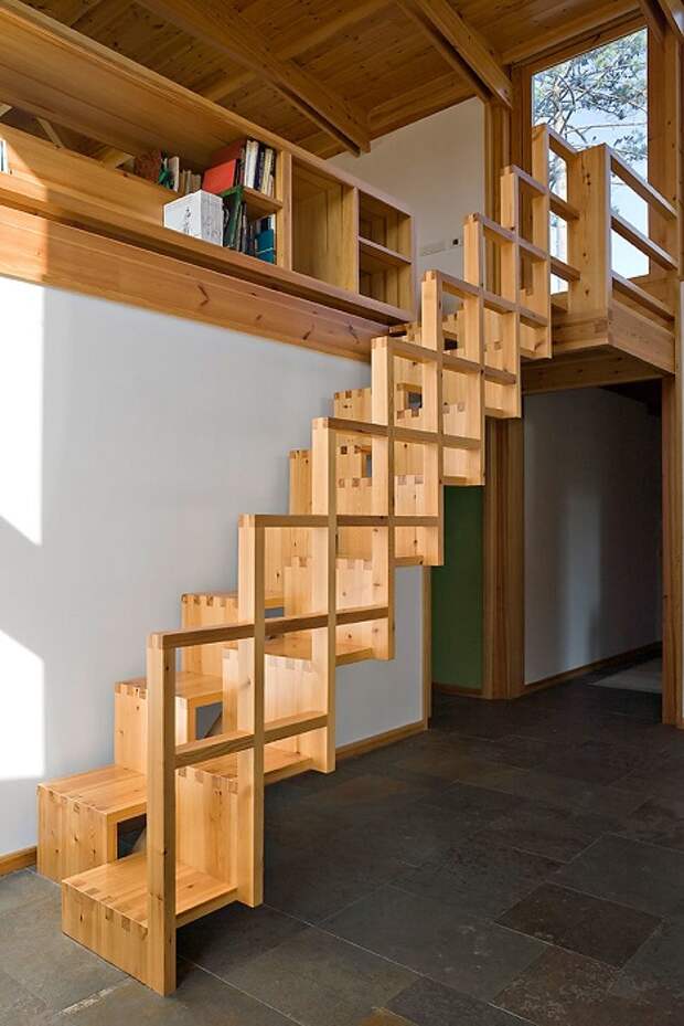 В процессе строительства загородного дома лестнице на второй этаж нужно уделить особое внимание.