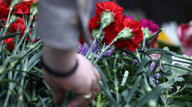В Латвии возбудили дело за возложение цветов к снесенному памятнику